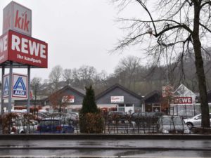 UWG zeigt Präsenz vor Ort in Grevenbrück - Rewemarkt (Kölner Straße 86)